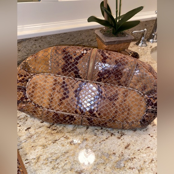 MICHAEL KORS DESIGNER HANDBAG WITH MATCHING WALLET - Picture 5 of 8